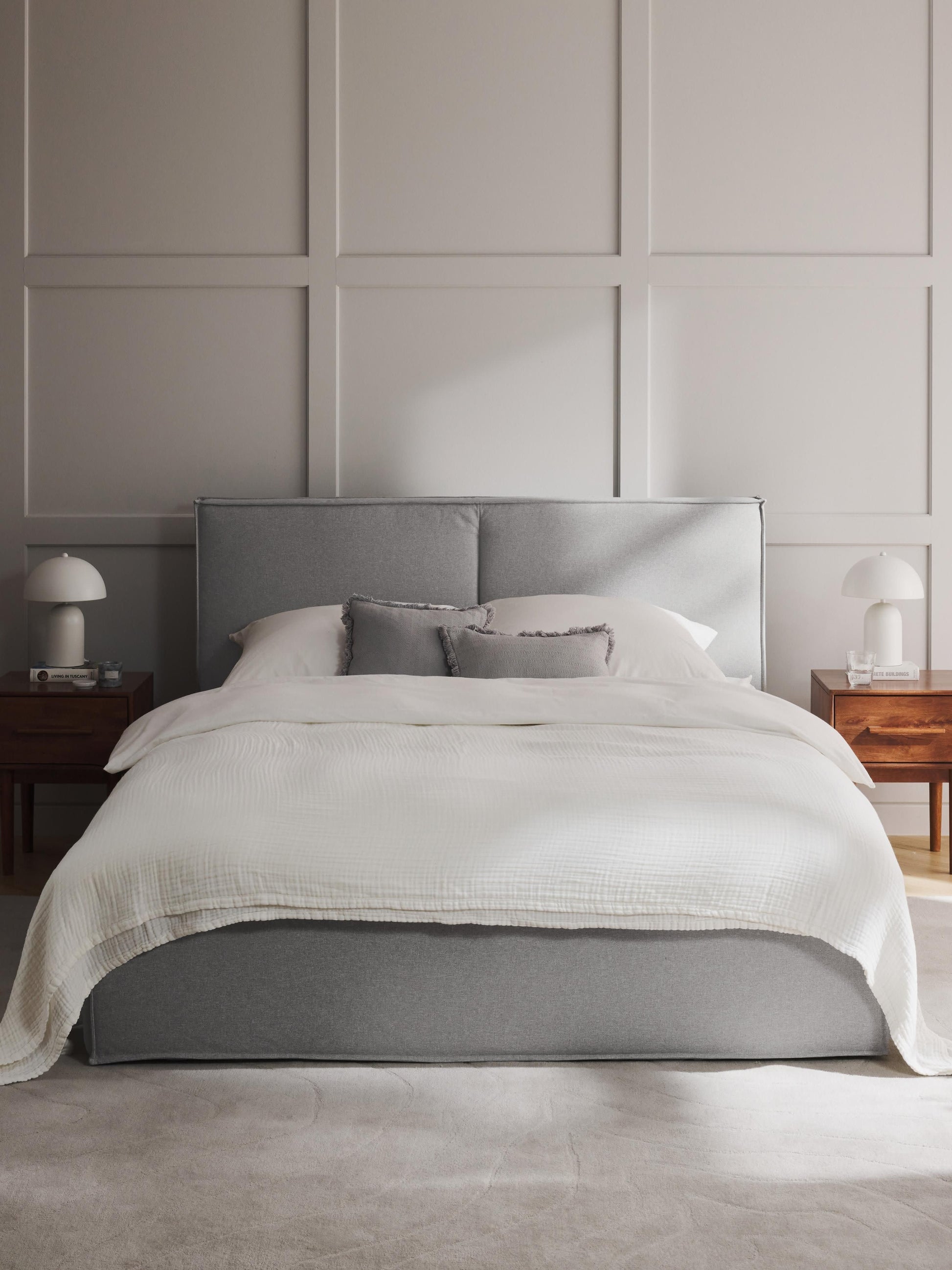 Drenmair Upholstered Storage Bed